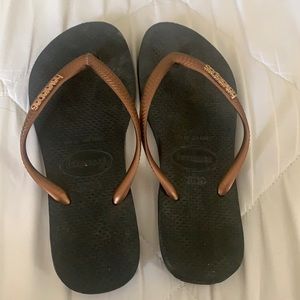 Women’s size 6 Havianas flip flops bronze/rose gold.